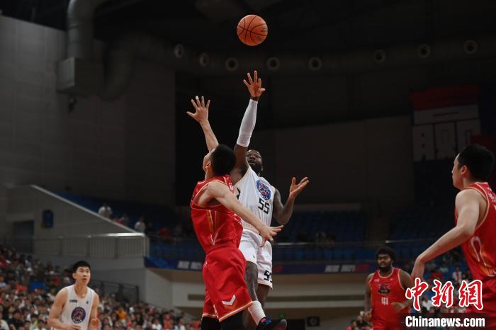 NBL常规赛第11轮焦点对决：香港金牛队在加时以