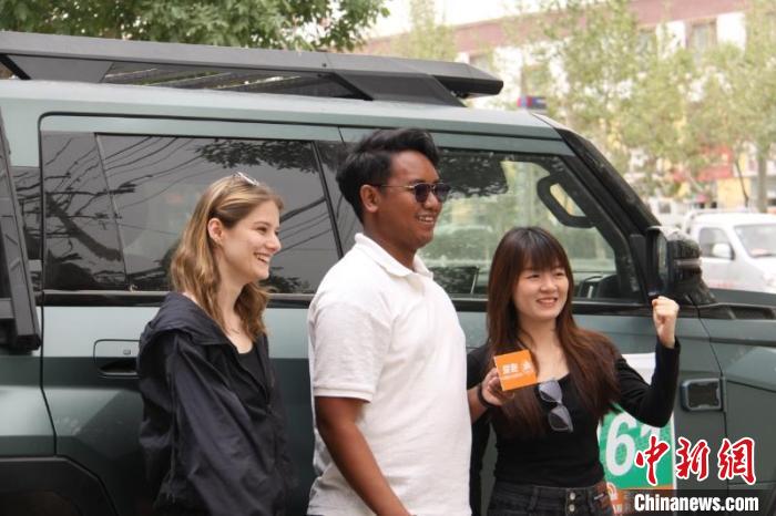 国际青年跟着环塔游新疆