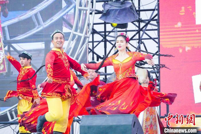 国际青年跟着环塔游新疆：在赛场体验丝路魅力