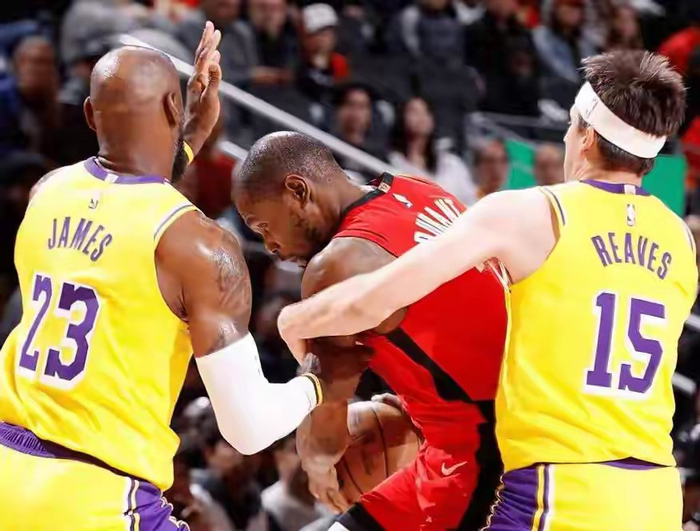 杜兰特两战负湖人陷困境 詹姆斯养生打法掀热议