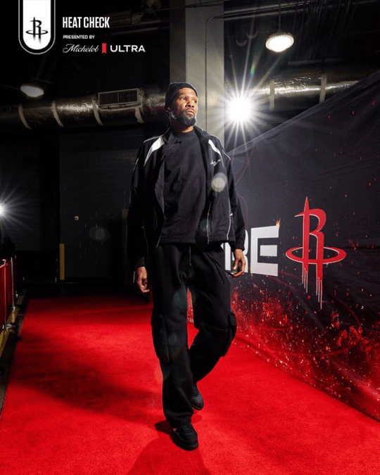 火箭球员穿搭照引热议，“上班打卡”文案展现