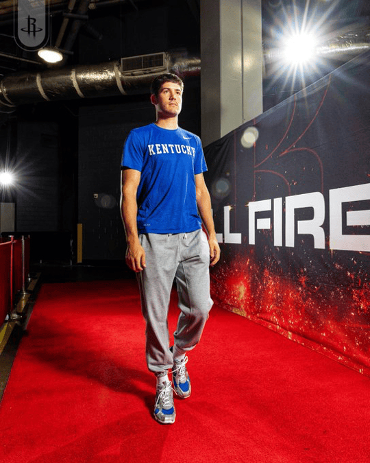 火箭球员穿搭照引热议，“上班打卡”文案展现