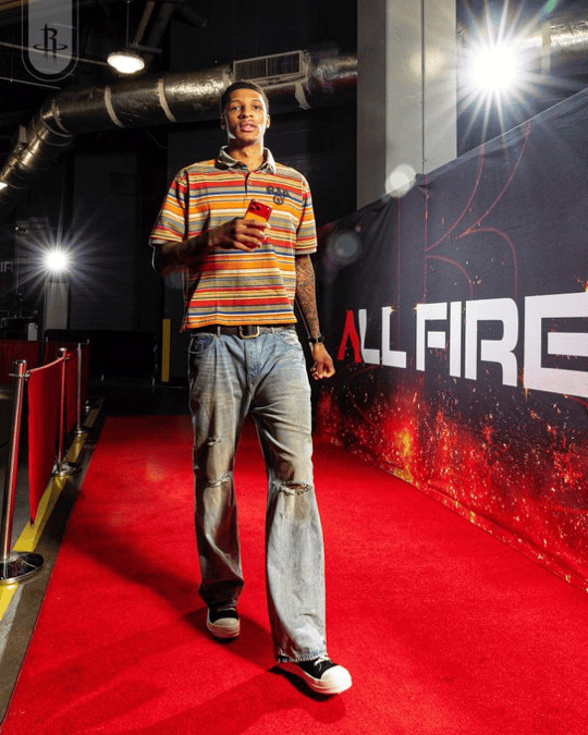 火箭球员穿搭照引热议，“上班打卡”文案展现