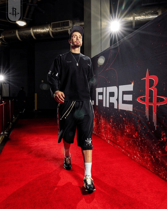 火箭球员穿搭照引热议，“上班打卡”文案展现