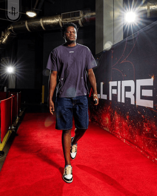 火箭球员穿搭照引热议，“上班打卡”文案展现