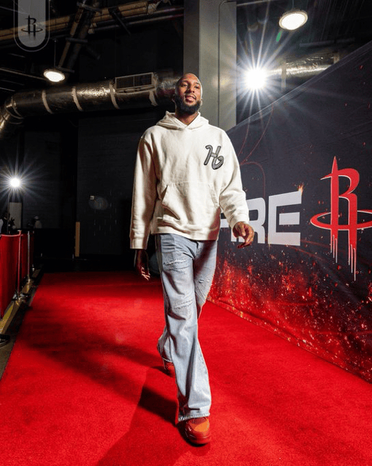 火箭球员穿搭照引热议，“上班打卡”文案展现