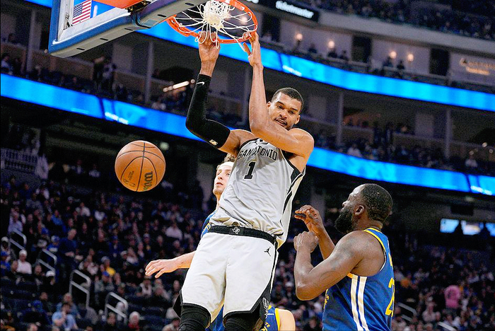 文班统治力碾压亚历山大 数据登顶联盟第一