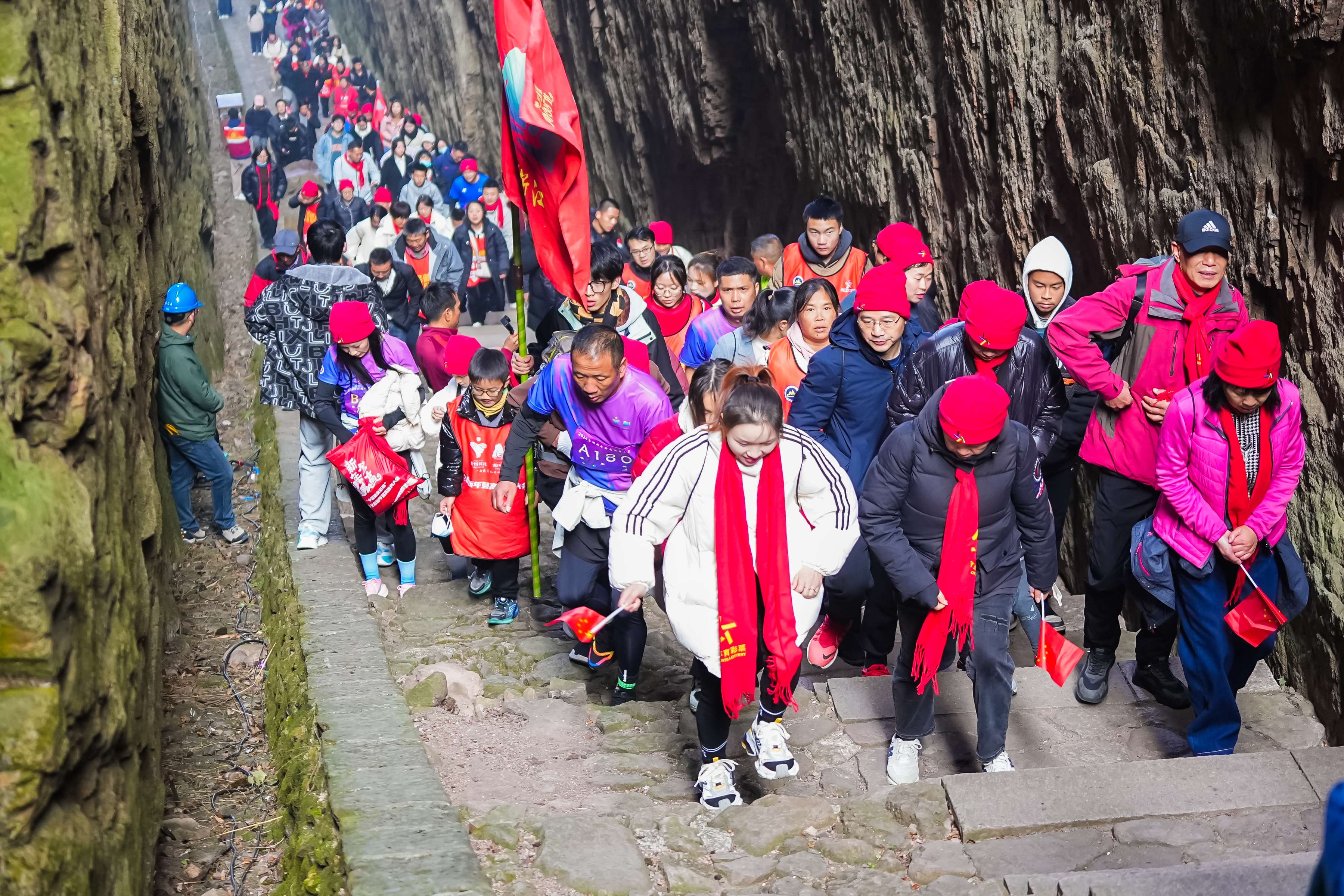 迎接2024年第一天，万人齐攀江郎山，开启体彩赞