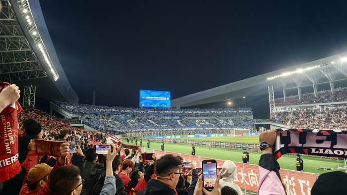 大连球迷客场助威震撼全场 万人空巷见证德比激